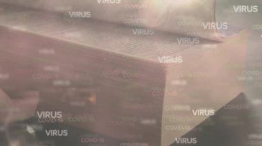 Kafkasyalı adamın İncil 'e dokunup okuduğu Covid-19 kelimelerinin animasyonu. Coronavirus Covid-19 pandemik konsept dijital bileşik