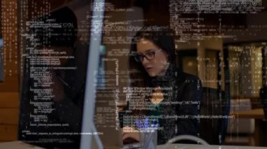 Klavyede bilgisayarla çalışan bir kadın için istatistik kaydı ve veri işleme animasyonu. Küresel iş ve bağlantı ağı konsepti dijital bileşik.