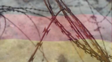 Almanya bayrağı üzerinde sallanan dikenli tellerin animasyonu. Covid 19 koronavirüs pandemik seyahat kısıtlamaları dijital bileşik.
