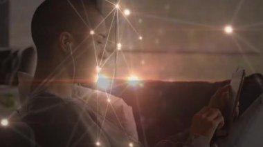 Akıllı telefon kullanarak kulaklıkla müzik dinleyen bir adamın üzerindeki bilgi parıltılarıyla bağlantıların animasyonu. Genel bağlantı ağı konsepti dijital bileşik.