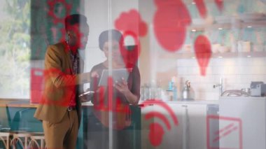 Dijital tablet ve akıllı telefon konuşmaları kullanan kadın ve erkeğin arayüz simgelerinin animasyonu. Genel bağlantı ağı konsepti dijital bileşik.