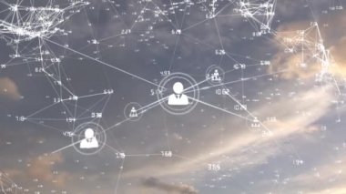 Gökyüzündeki bulutların üzerindeki arayüz simgeleriyle bağlantı ağının animasyonu. Küresel iş dünyası sosyal medya ve bağlantı ağı konsepti dijital bileşik.