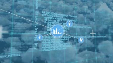 Gökyüzündeki bulutların üzerinde arayüz simgeleri ve veri işleme bağlantılarının animasyonu. Genel bağlantı ağı konsepti dijital bileşik.