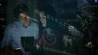 Dijital tablet kullanan kadın ve erkeğin üzerindeki arayüz simgeleriyle veri işleme animasyonu. Küresel iş ve bağlantı ağı konsepti dijital bileşik.