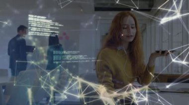 Ofiste akıllı telefon kullanan bir kadının bağlantı ve veri işleme bağlantılarının animasyonu. Genel bağlantı ağı konsepti dijital bileşik.