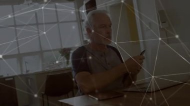 Akıllı telefon ve dizüstü bilgisayar kullanarak kıdemli adamın bağlantılarının animasyonu. Genel bağlantı ağı konsepti dijital bileşik.