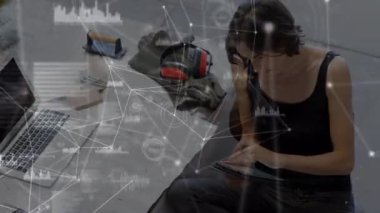 Dijital tablet ve dizüstü bilgisayar kullanan kadın üzerindeki arayüz simgeleriyle bağlantıların animasyonu. Sosyal medya kavramının küresel bağlantı ağı dijital kompozit.