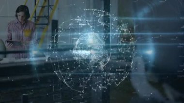 Dijital tablet kullanarak kadının üzerinde dönen arayüz simgeleriyle bağlantıların animasyonu. Genel bağlantı ağı konsepti dijital bileşik.