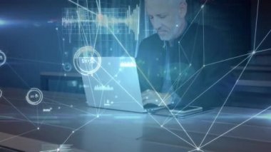 Dizüstü bilgisayar kullanan insanlar üzerindeki bağlantı ağı ve dijital simgelerin animasyonu. Küresel iş ve bağlantı ağı konsepti dijital bileşik.