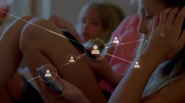 Akıllı telefon ve dijital tablet kullanan kadın ve iki kızın sosyal medya simgelerinin animasyonu. Genel bağlantı ağı ve sosyal medya konsepti dijital bileşik.