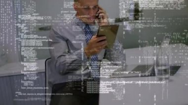 Akıllı telefondan konuşan ve dijital tablet kullanan bir adamın veri işleme animasyonu. Genel bağlantı ağı konsepti dijital bileşik.