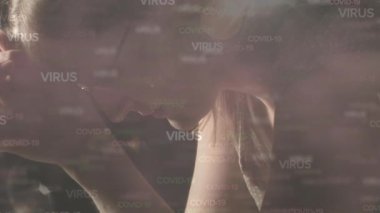 Kafkas kadınının üzerinde süzülen Covid-19 kelimelerinin animasyonu karanlık arka planda dua ediyor. Coronavirus Covid-19 pandemik konsept dijital bileşik