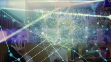 Arka planda dijital tablet kullanan insanlarla akıllı telefon kullanan kadın üzerindeki arayüz simgeleriyle bağlantıların animasyonu. Genel bağlantı ağı konsepti dijital bileşik.