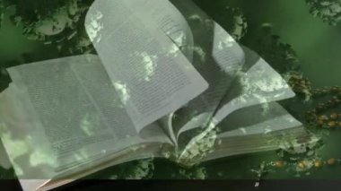 Karanlık arka planda İncil 'in ve tespihin hareketli sayfaları üzerinde süzülen makro Covid-19 hücrelerinin animasyonu. Coronavirus Covid-19 pandemik konsept dijital bileşik