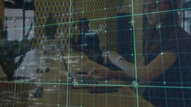 Ofiste dizüstü bilgisayar, dijital tablet ve akıllı telefon kullanan kadın ve erkeğin arayüz simgeleriyle olan bağlantıların animasyonu. Genel bağlantı ağı konsepti dijital bileşik.