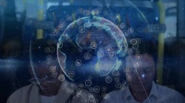 Bir akıllı telefon ve dijital tablet kullanarak iki adamın üzerinde dönen arayüz simgeleriyle bağlantıların animasyonu. Genel bağlantı ağı konsepti dijital bileşik.