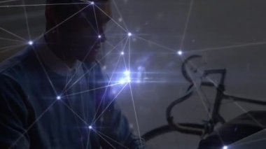 Bilgisayarı kullanarak bir ofiste çalışan bir adamın veri işleme ve bağlantı ağının animasyonu. Küresel iş, teknoloji, bağlantı ağı konsepti dijital bileşik.