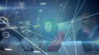 Dijital tablet kullanan ve toplantıda konuşan kadın ve erkekler üzerindeki arayüz simgeleriyle bağlantıların animasyonu. Genel bağlantı ağı konsepti dijital bileşik.