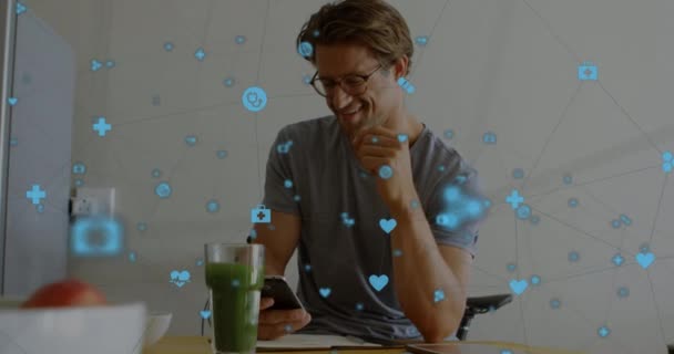 Анимация Ссылок Соединений Иконками Интерфейса Над Счастливым Человеком Помощью Смартфона — стоковое видео