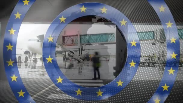 青い円を移動する黄色の星を持つ航空機の上に飛行機で回転する地球のアニメーション 欧州連合 の民主主義の概念は デジタル画像を生成 — ストック動画