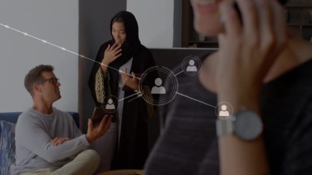 Animation Von Verbindungen Mit Interface Icons Über Eine Frau Die — Stockvideo