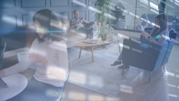 Animation du traitement des données sur les femmes et les hommes à l'aide d'un smartphone et d'une tablette numérique buvant du café dans un café. Réseau mondial de connexions concept de médias sociaux composite numérique.