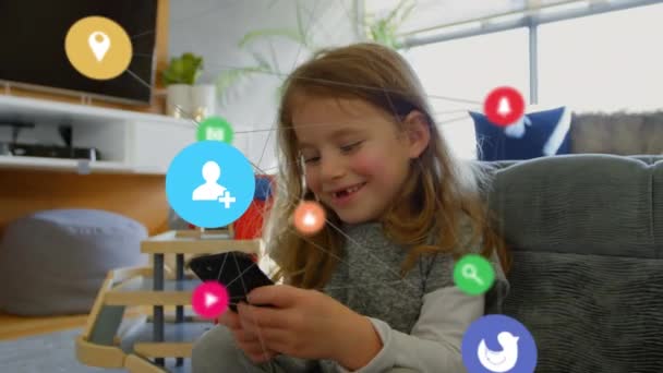 Animacja Interfejsu Ikony Mediów Społecznościowych Nad Szczęśliwą Dziewczyną Pomocą Smartfona — Wideo stockowe