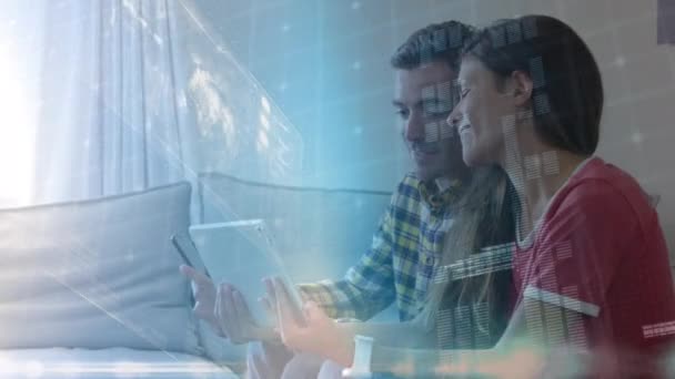 Animation du traitement des données et de l'écran avec globe sur couple à l'aide d'une tablette numérique. Réseau mondial de connexions et concept de médias sociaux composite numérique.