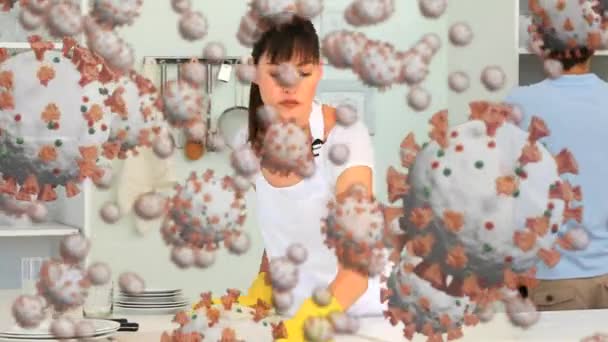 家庭で一緒に掃除をする白人カップルの上に浮かぶマクロCovid 19細胞のアニメーション コロナウイルスCovid 19パンデミックコンセプトデジタル複合体 — ストック動画