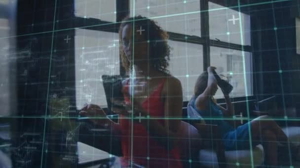 데이터 인터페이스 아이콘을 그리드 애니메이션 노트북 컴퓨터와 스마트폰을 사용하는 여성들 — 비디오