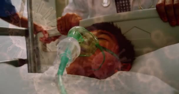 Kafkasyalı Doktor Hastanedeki Melez Hasta Üzerinde Yüzen Makro Covid Hücrelerinin — Stok video