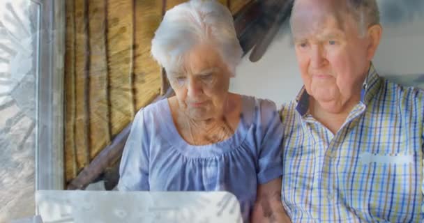 Evde Dizüstü Bilgisayar Kullanan Yaşlı Beyaz Bir Çiftin Üzerinde Süzülen — Stok video