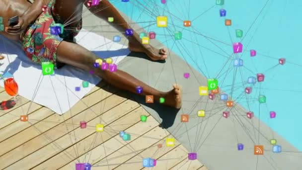 인터페이스 아이콘 연결을 애니메이션으로 표현하는 휴일에 스마트폰을 사용하여 수영장을 이용하여 — 비디오