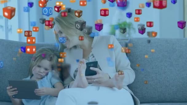 用数字平板电脑和智能手机在母亲和儿子之间建立接口图标连接的动画 全球联系网络社交媒体概念数字组合 — 图库视频影像