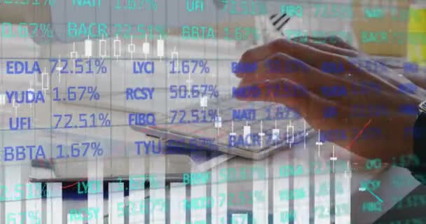 コンピューターを操作している白人男性の中央に浮かぶ金融データ処理とチャートのアニメーション — ストック動画