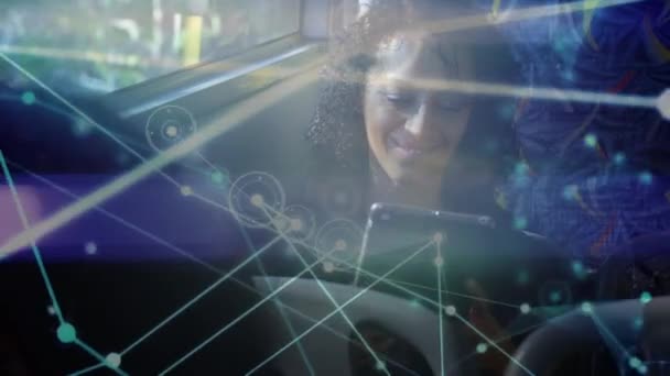 Animation du traitement des données et réseau de connexions sur la femme à l'aide d'une tablette numérique. Réseau mondial de connexions concept de médias sociaux composite numérique.