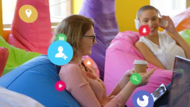 Animering Gränssnitt Sociala Medier Ikoner Över Två Kvinnliga Vänner Med — Stockvideo