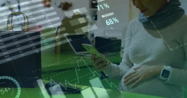 Animation de l'enregistrement statistique avec des icônes d'interface sur la femme enceinte à l'aide d'un smartphone. Réseau mondial de connexions concept composite numérique.