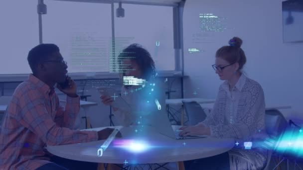 Animation du traitement des données et codage binaire sur l'homme et la femme à l'aide d'une tablette numérique et d'un smartphone. Réseau mondial de connexions concept composite numérique.