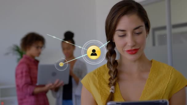 사무실에서 디지털 태블릿을 사용하는 여성에 인터페이스 아이콘 연결을 애니메이션으로 미디어 — 비디오