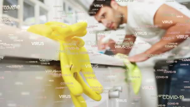 科维德 19字的动画漂浮在高加索人的头上 他在家里打扫卫生 拿着洒水器 Coronavirus Covid 19大流行病概念数字组合 — 图库视频影像