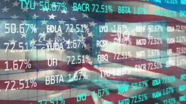 ABD ulusal bayrağındaki finansal veri işleme ve istatistik kayıtlarının animasyonu. Küresel finansman dijital olarak oluşturulan imaj