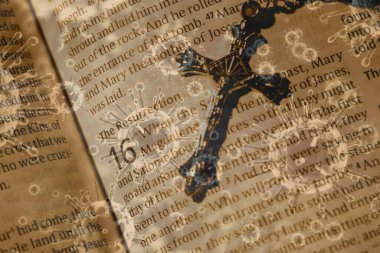 Makro Covid-19 hücrelerinin dijital çizimi haçın üzerinde açık İncil 'de bulunan tespihin üzerinde yüzüyor. Koronavirüs zamanına olan dini inanç küresel salgın konsepti, dijital kompozit.