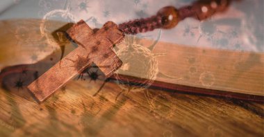 Makro Covid-19 hücrelerinin dijital çizimi haçın üzerinde açık İncil 'de bulunan tespihin üzerinde yüzüyor. Koronavirüs zamanına olan dini inanç küresel salgın konsepti, dijital kompozit.