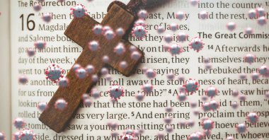 Makro Covid-19 hücrelerinin dijital çizimi haçın üzerinde açık İncil 'de bulunan tespihin üzerinde yüzüyor. Koronavirüs zamanına olan dini inanç küresel salgın konsepti, dijital kompozit.