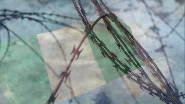 İtalya bayrağının üzerinde sallanan dikenli tellerin animasyonu. Covid 19 koronavirüs pandemik seyahat kısıtlamaları dijital bileşik.