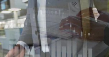 Havaalanındaki iş adamı ve bilgisayar klavyesinde yazan kişinin borsa mali veri işlemlerinin animasyonu. İş seyahati çevrimiçi iş konsepti dijital bileşik.