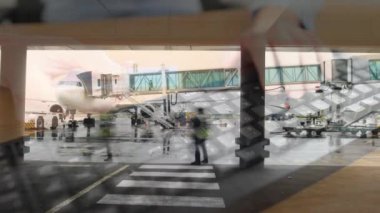 Havaalanındaki insanlar hızlı hareket ederken bilgisayarın klavyesinde yazan kişinin animasyonu. İş seyahati çevrimiçi iş konsepti dijital bileşik.