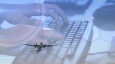 Uçak uçuşu ve bilgisayar klavyesinde yazan kişinin veri işleme animasyonu. İş seyahati çevrimiçi iş konsepti dijital bileşik.