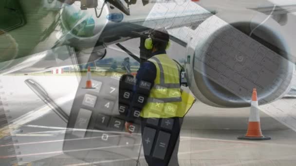 Animação Trabalhador Aeroporto Masculino Dirigindo Avião Aeroporto Com Calculadora Teclado — Vídeo de Stock